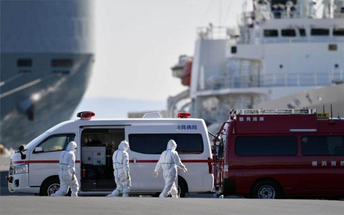 Personal médico japonés atiende a los enfermos del coronavirus en el crucero anclado en Yokohama. Personal médico japonés atiende a los enfermos del coronavirus en el crucero anclado en Yokohama.
