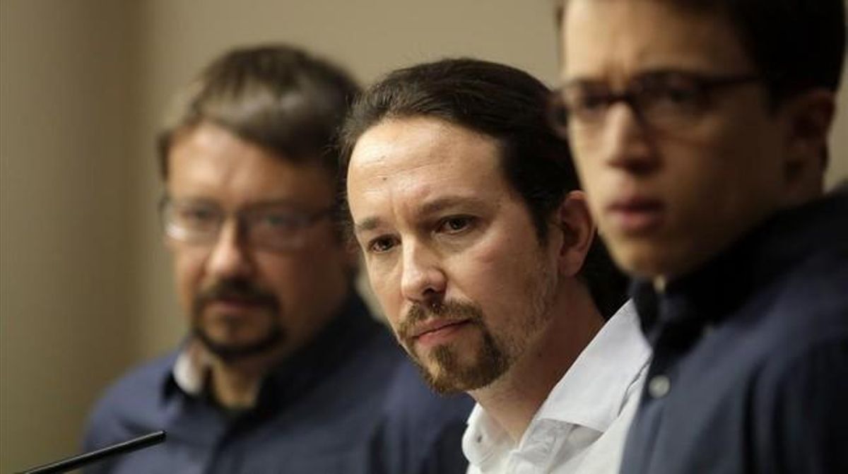 Pablo Iglesias, flanqueado por Íñigo Errejón y Xavier Domènech, en el Congreso de los Diputados. Pablo Iglesias, flanqueado por Íñigo Errejón y Xavier Domènech, en el Congreso de los Diputados.