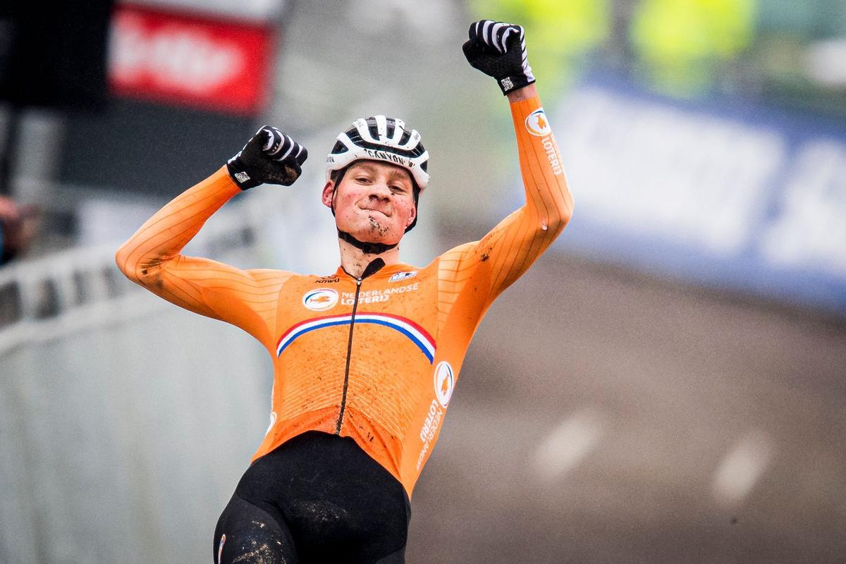 Van der Poel, en el momento de proclamarse campeón del mundo de ciclocrós.