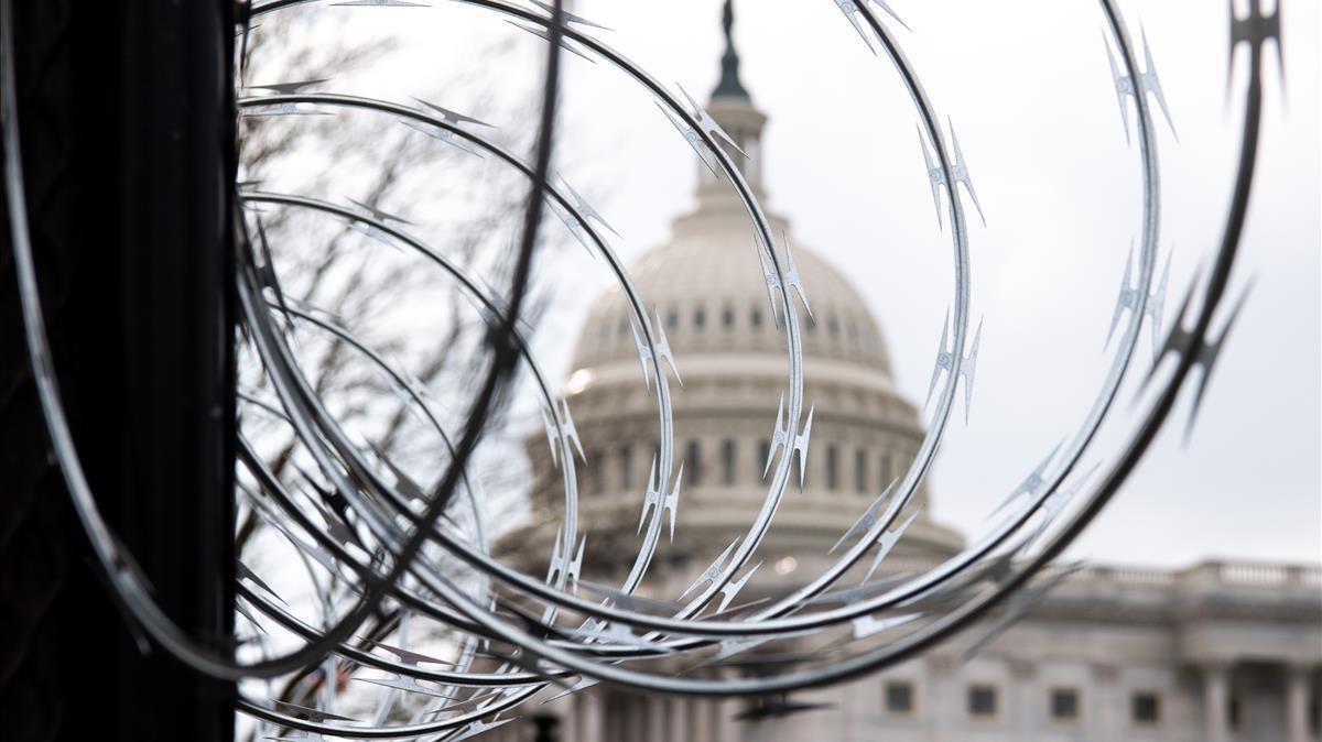 Un alambre de púas en la parte superior de una valla de seguridad que rodea el Capitolio.