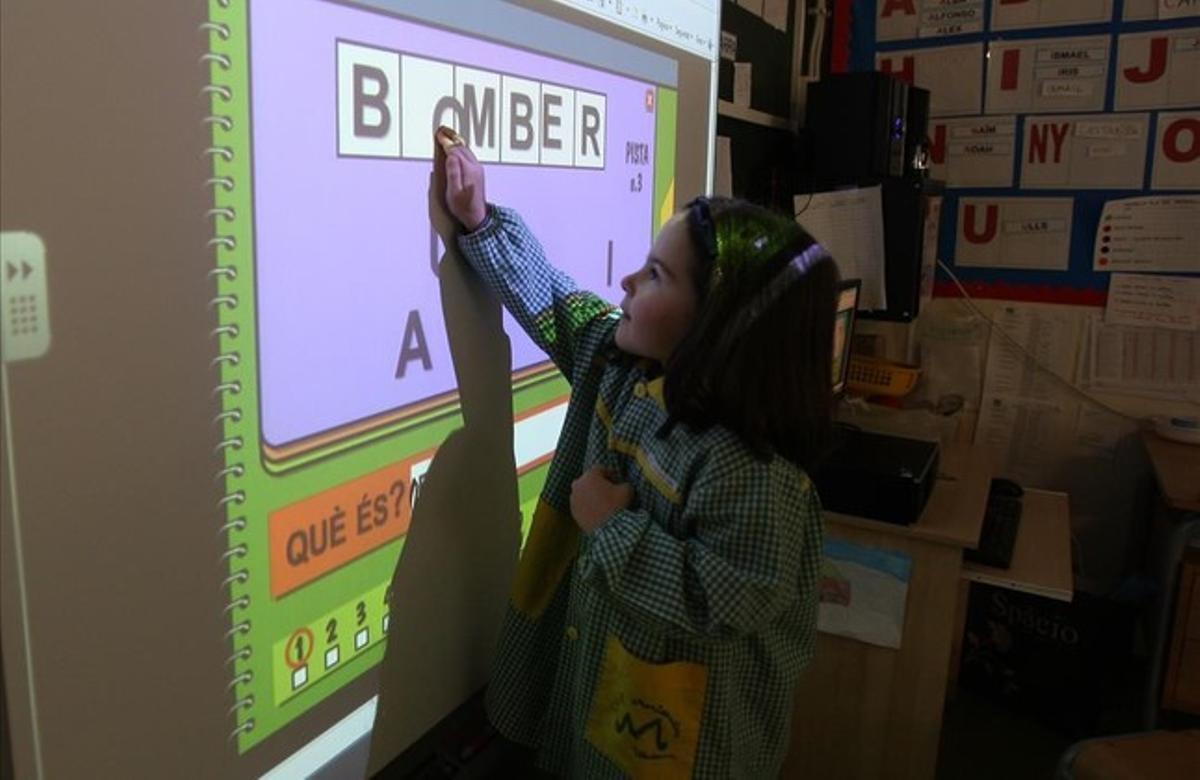 Una alumna trabaja con una pizarra digital en un colegio de Viladecans. Una alumna trabaja con una pizarra digital en un colegio de Viladecans.