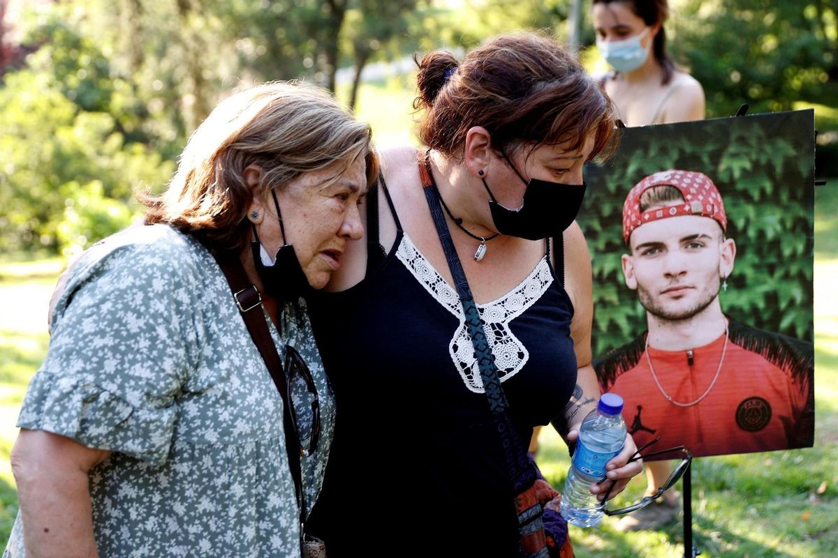 Ángeles Tríano, madre del rapero y su abuela, María Cremilda Rodríguez (i), en la concentración en homenaje de Isaac, un rapero de 18 años apodado Little Kinki, con síndrome de Asperger, que fue asesinado en un túnel del barrio de Pacífico en julio.- EFE/Mariscal/Archivo Ángeles Tríano, madre del rapero y su abuela, María Cremilda Rodríguez (i), en la concentración en homenaje de Isaac, un rapero de 18 años apodado Little Kinki, con síndrome de Asperger, que fue asesinado en un túnel del barrio de Pacífico en julio.- EFE/Mariscal/Archivo