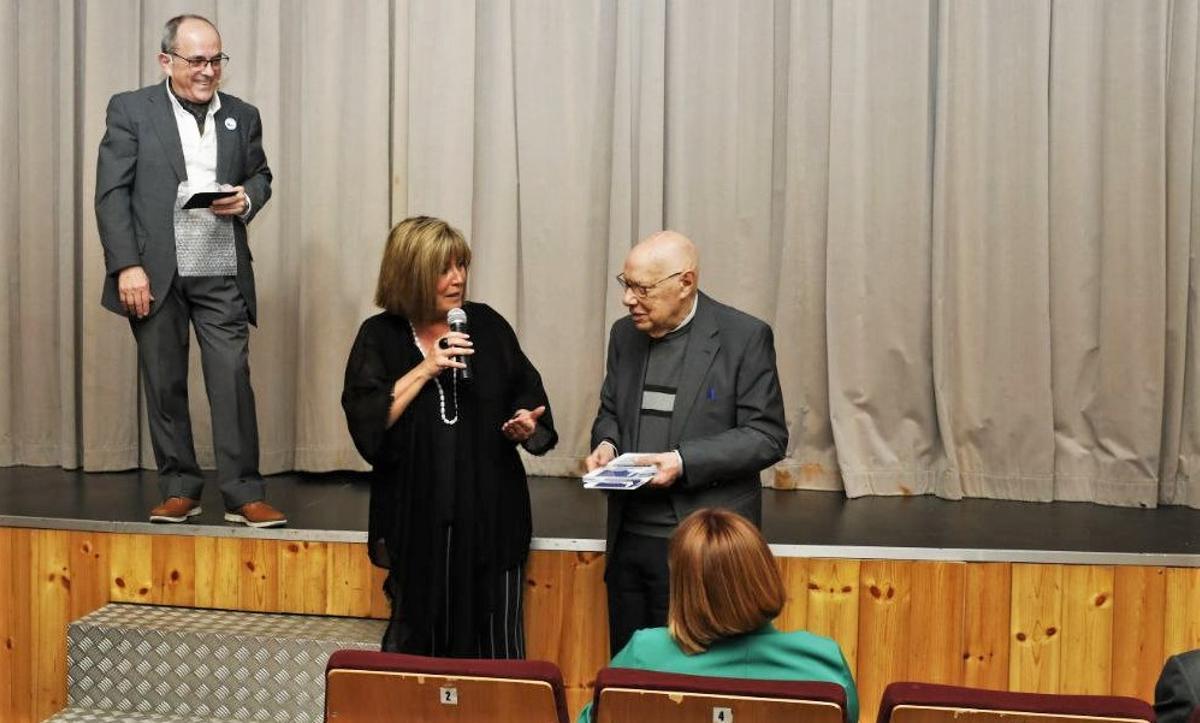 Valentí Balaguer junto a la alcaldesa de L’Hospitalet, Núria Marín, en un acto de reconocimiento al cura.