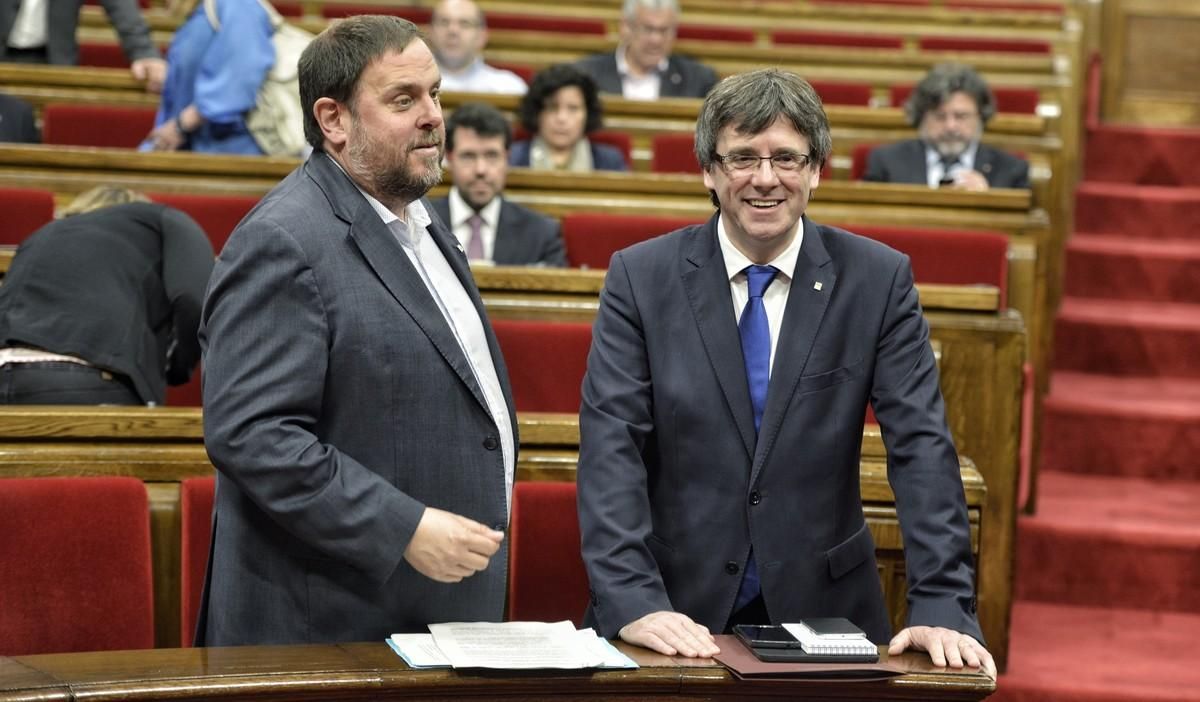 Oriol Junqueras y Carles Puigdemont, en el Parlament durante la sesión de los presupuestos. Oriol Junqueras y Carles Puigdemont, en el Parlament durante la sesión de los presupuestos.