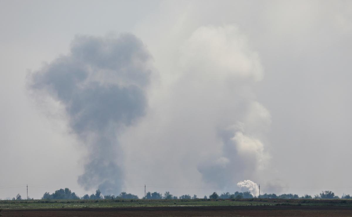 Una vista muestra el humo que se eleva sobre la zona tras una explosión en el pueblo de Mayskoye en el distrito de Dzhankoi, Crimea, el 16 de agosto de 2022