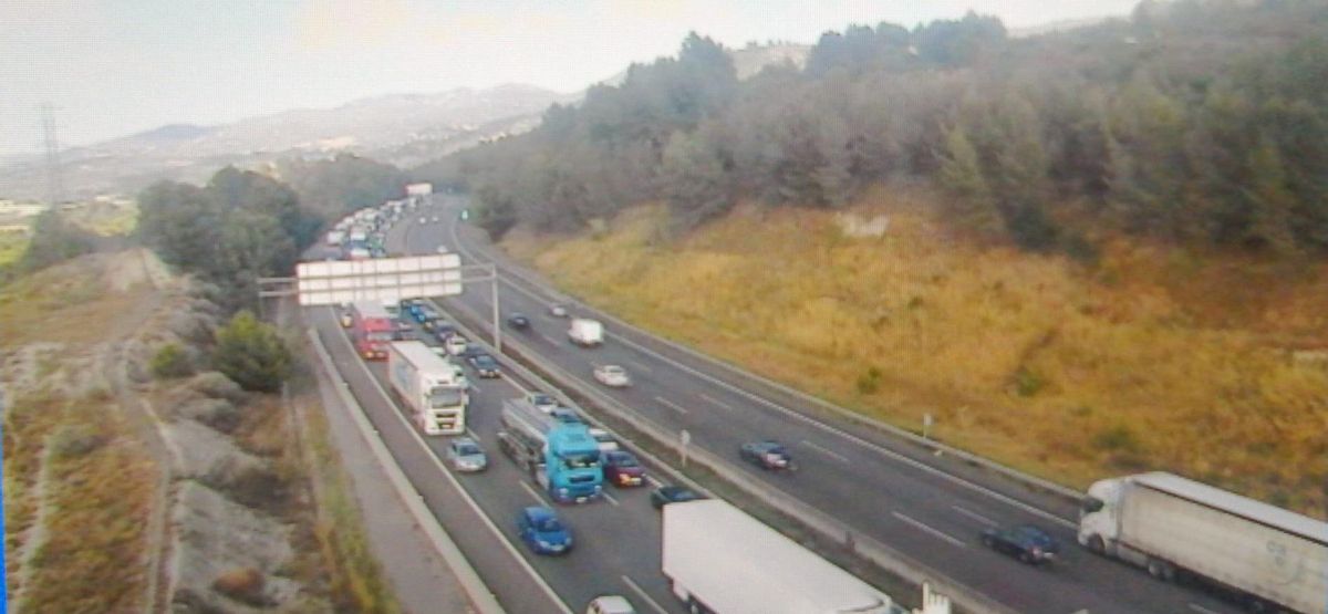 Un accidente en Subirats causa hasta 12 kilómetros de congestión en la AP-7 Un accidente en Subirats causa hasta 12 kilómetros de congestión en la AP-7