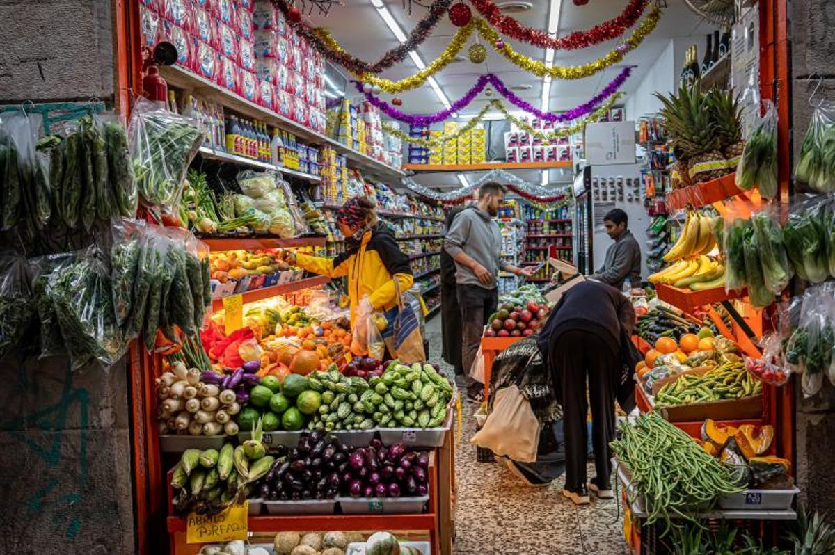 Un establecimiento de alimentación en Barcelona, durante las fiestas navideñas. Un establecimiento de alimentación en Barcelona, durante las fiestas navideñas.