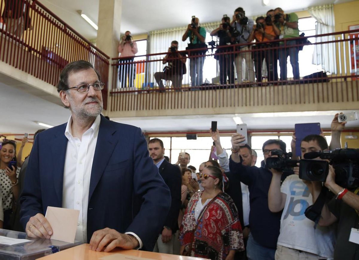Mariano Rajoy vota en un colegio de Madrid. Mariano Rajoy vota en un colegio de Madrid.
