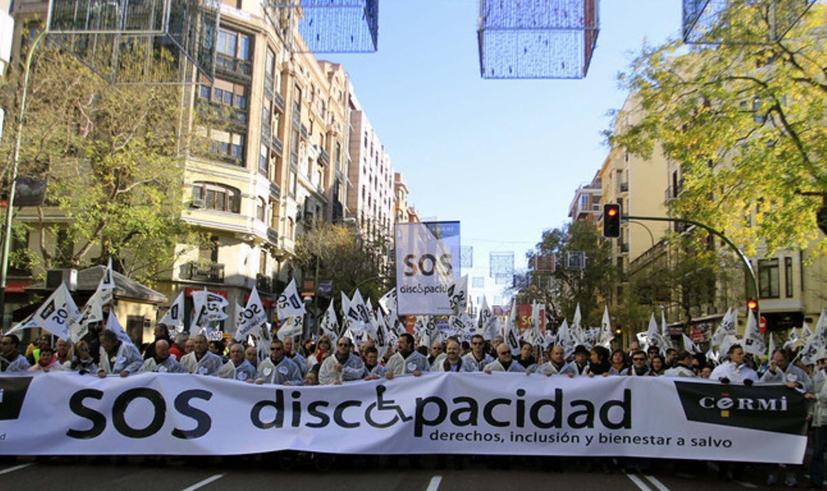 Miles de personas han recorrido las calles del centro de Madrid para denunciar los impagos de las administraciones a quienes atienden a los discapacitados.