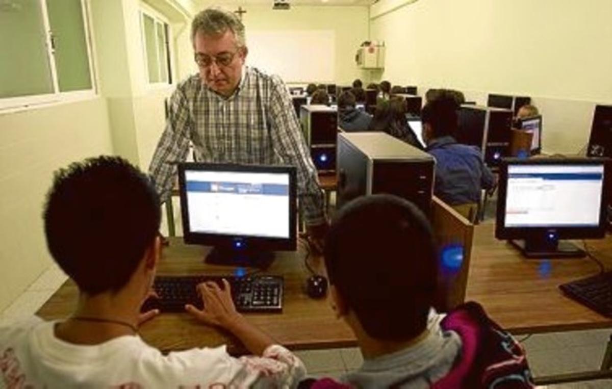 Dos alumnos del colegio Amor de Dios acceden a una web para crear blogs en la clase de Informática.