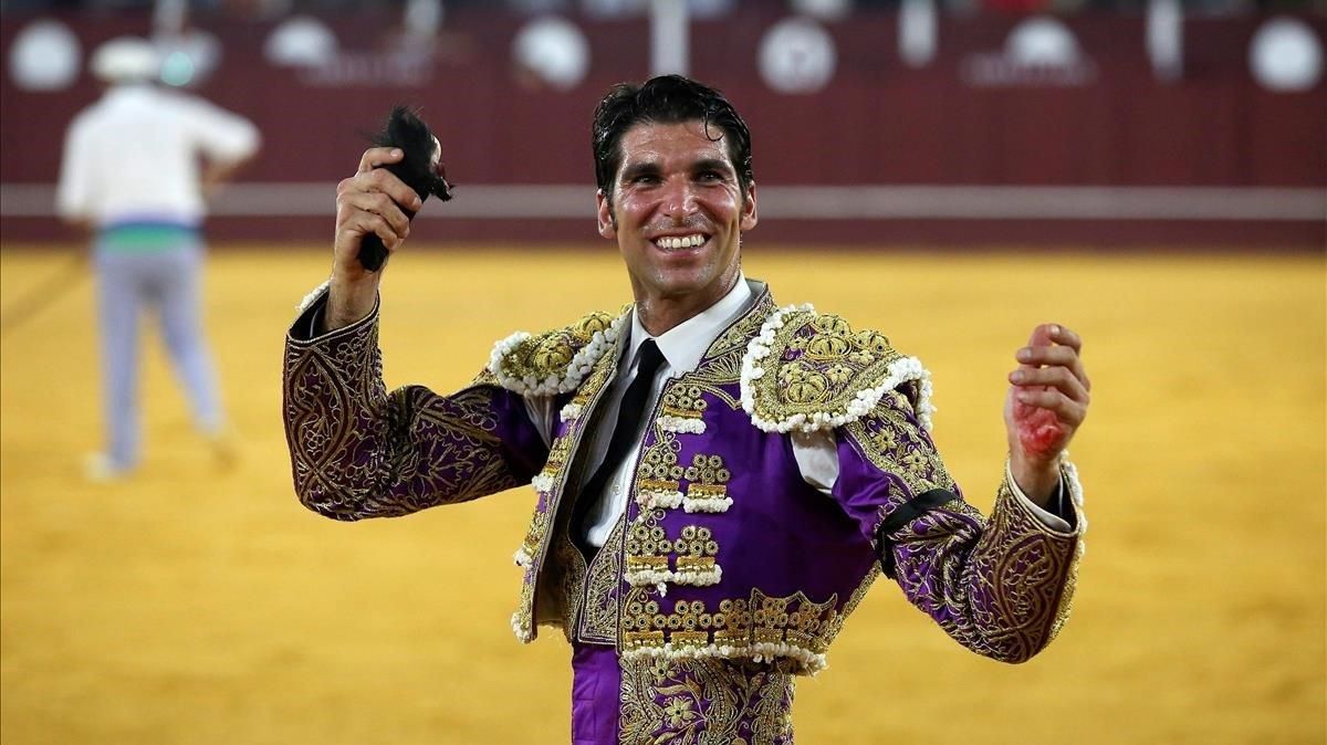 Cayetano Rivera tras cortar dos orejas en el sexto toro de la tarde en el festejo taurino que se celebró en la Plaza de Toros de La Malagueta, en agosto del 2019. Cayetano Rivera tras cortar dos orejas en el sexto toro de la tarde en el festejo taurino que se celebró en la Plaza de Toros de La Malagueta, en agosto del 2019.