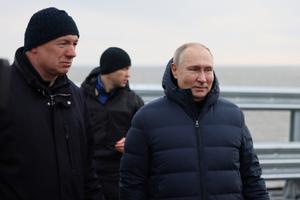 El presidente ruso, Vladímir Putin, visita el puente de Kerch que une la península de Crimea con Rusia, el pasado 5 de diciembre.