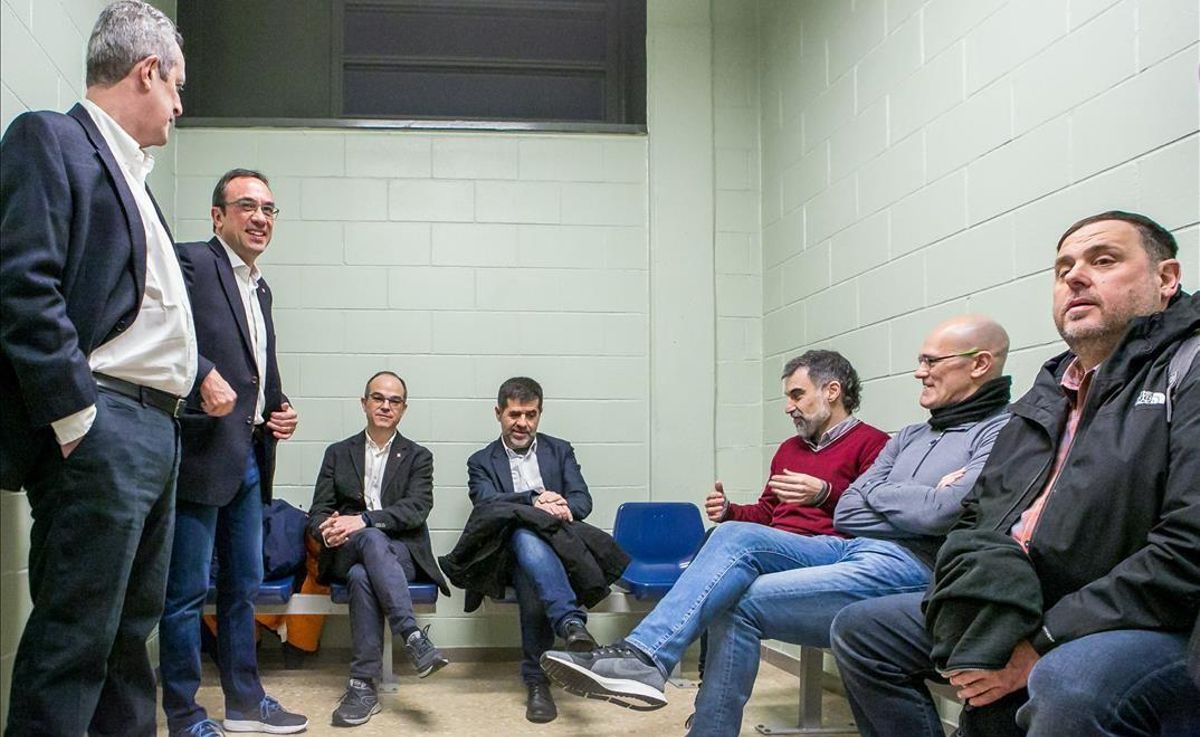 Los líderes independentistas encarcelados esperan en una sala, durante su traslado a Madrid por el juicio del 1-O. Los líderes independentistas encarcelados esperan en una sala, durante su traslado a Madrid por el juicio del 1-O.