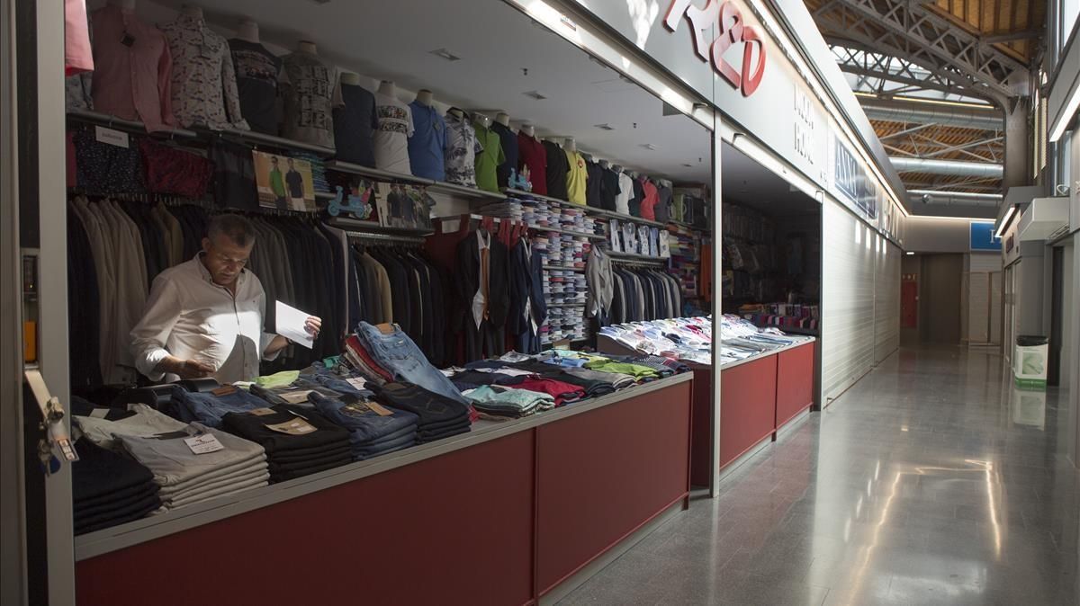 Una zona del mercado de Sant Antoni destinado a la venta de ropa. Una zona del mercado de Sant Antoni destinado a la venta de ropa.