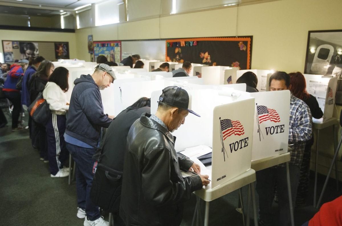 Unos electores ejercen su derecho al voto mediante el sistema de ’voto temprano’ en Hollywood Norte, California. Unos electores ejercen su derecho al voto mediante el sistema de ’voto temprano’ en Hollywood Norte, California.