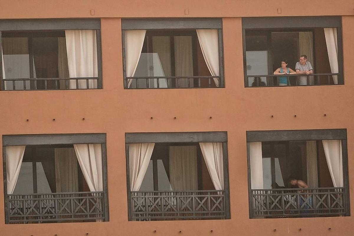 Turistas confinados en el hotel de Tenerife por un positivo en coronavirus.