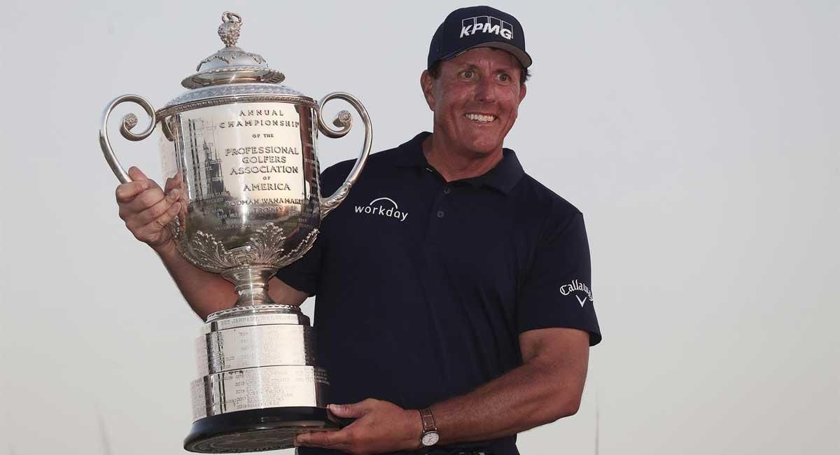 Mickelson, con el trofeo de vencedor de la PGA. Mickelson, con el trofeo de vencedor de la PGA.