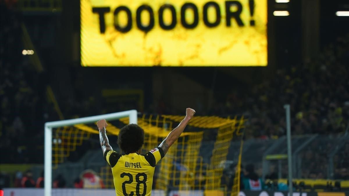 Witsel celebra un gol del Dortmund con su afición. Witsel celebra un gol del Dortmund con su afición.