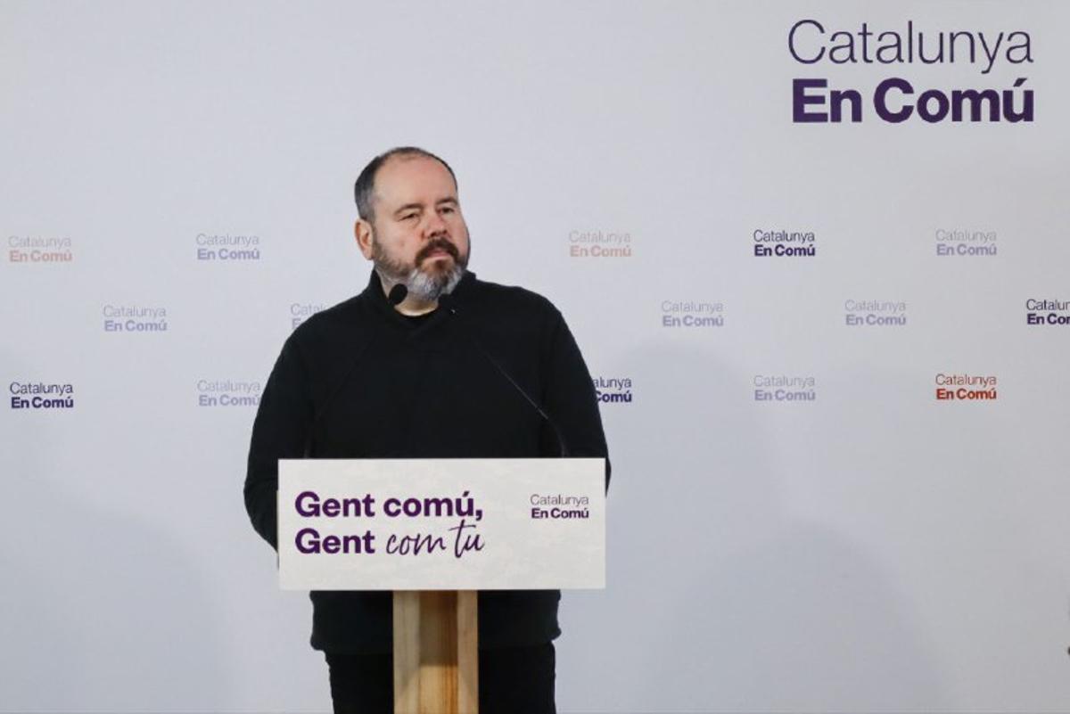 El portavoz de Catalunya en Comú, Joan Mena, durante la rueda de prensa de este lunes
