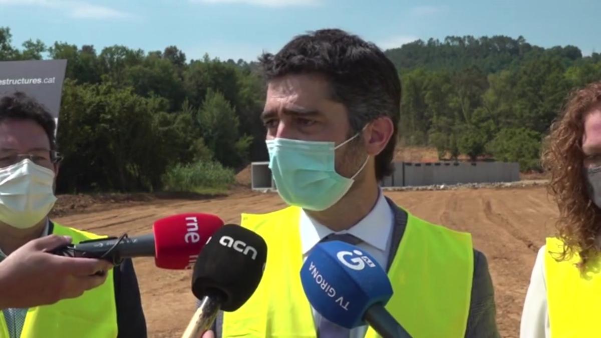Jordi Puigneró dice que no aceptará inversiones en el aeropuerto de Barcelona si no hay mejoras en los de Girona y Reus.