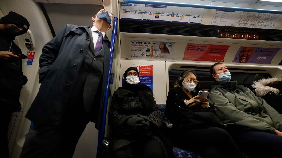 Pasajeros del metro de Londres, con mascarilla, para protegerse del covid.