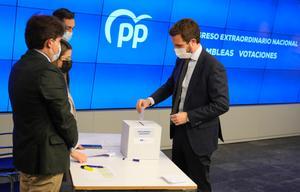 Pablo Casado, el actual presidente del PP, ejerce su derecho al voto como militantes, este lunes en la sede principal del partido, en Madrid.