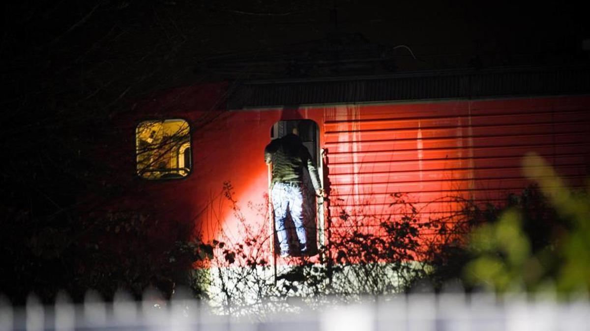 Un hombre junto a un vagón de tren en el lugar donde dos niños fueron atropellados por un tren de mercancías en Recklinghausen.