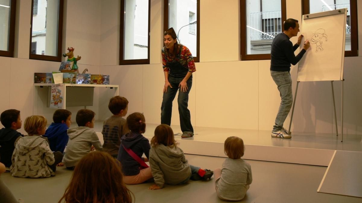 Núria Clemares explica las aventuras del follet Oriol mientras Òscar Sardà las dibuja. Núria Clemares explica las aventuras del follet Oriol mientras Òscar Sardà las dibuja.
