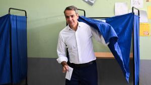 Kyriakos Mitsotakis vota en las elecciones de Grecia