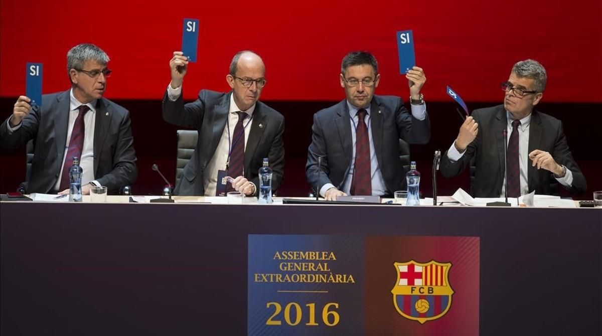 Los directivos del Barça dan su aprobación a los planes de futuro en China durante la asamblea extraordinaria del club celebrada el pasado 18 de diciembre. Los directivos del Barça dan su aprobación a los planes de futuro en China durante la asamblea extraordinaria del club celebrada el pasado 18 de diciembre.