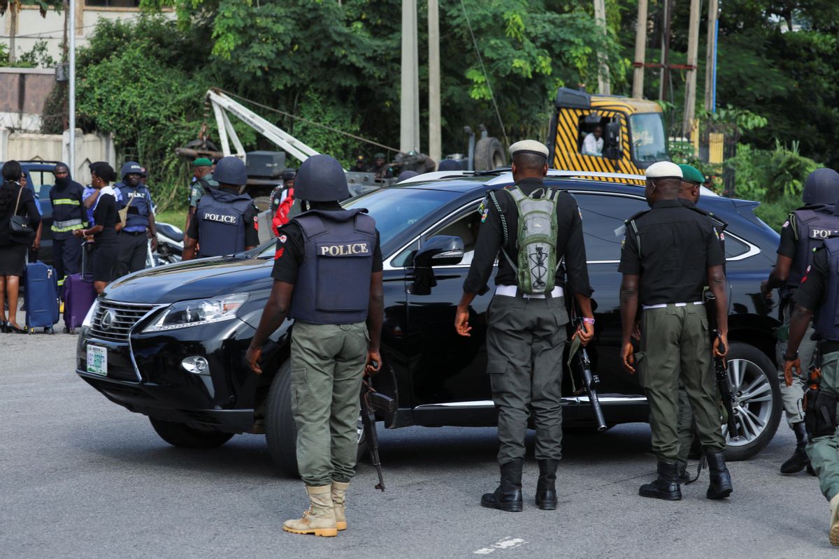 Policías nigerianos en un control, Policías nigerianos en un control,