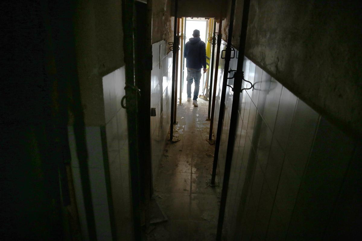 Quique, otro de los vecinos, en el pasillo de entrada al bloque, chapuceramente apuntalado Quique, otro de los vecinos, en el pasillo de entrada al bloque, chapuceramente apuntalado