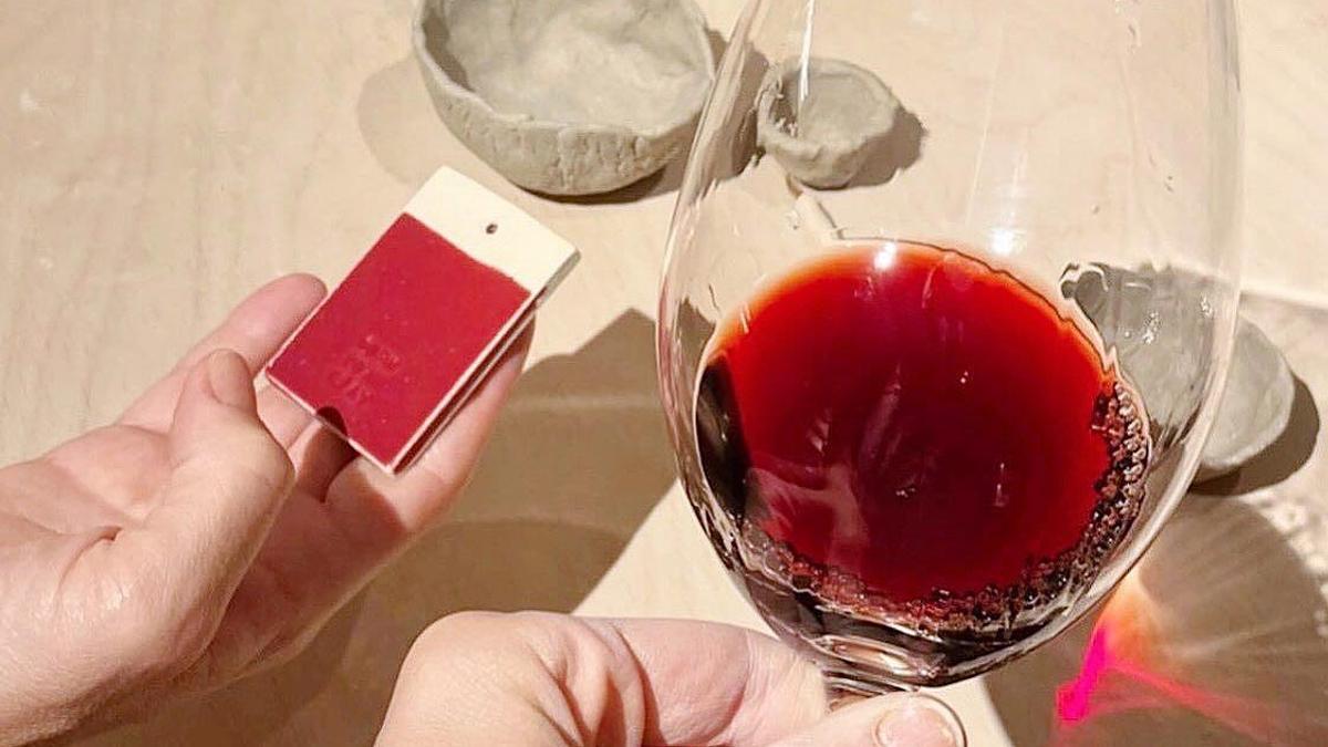 Encontrando conexiones entre el color del alcohol con el del pigmento que usarán. Encontrando conexiones entre el color del alcohol con el del pigmento que usarán.