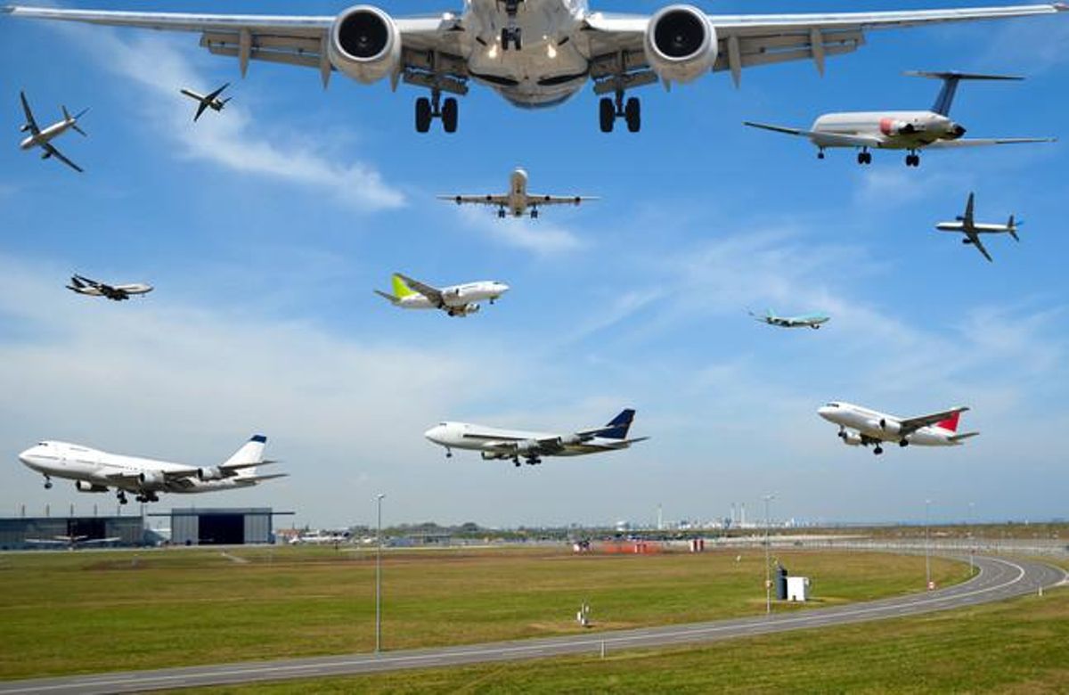 Fotomontaje de numerosos aviones en un aeropuerto. Fotomontaje de numerosos aviones en un aeropuerto.