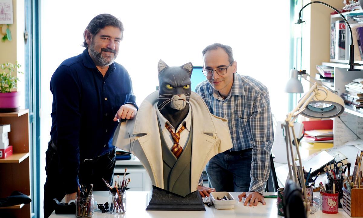 Reproducción de John Blacksad, flanqueado por el dibujante Juanjo Guarnido y el guionista Juan Díaz Canales (derecha), en el estudio de este último, este lunes en Madrid.