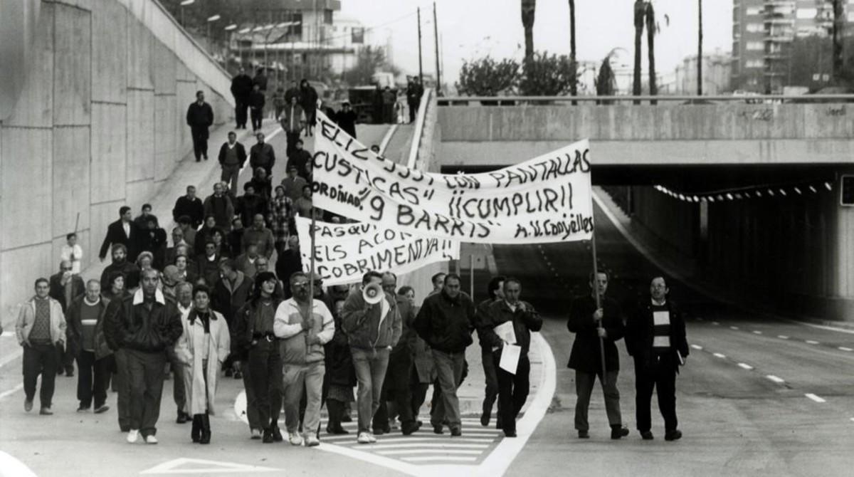 Vecinos de Nou Barris cortan la Ronda, en 1990, para reclamar su cobertura.
