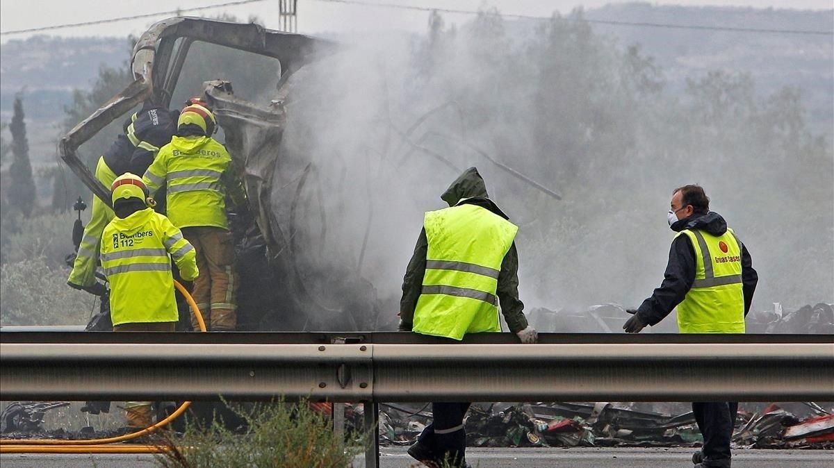 Operarios y bomberos trabajan en el lugar del accidente registrado esta madrugada en la autovia A-7 a su paso por el municipio alicantino de Crevillent. Operarios y bomberos trabajan en el lugar del accidente registrado esta madrugada en la autovia A-7 a su paso por el municipio alicantino de Crevillent.