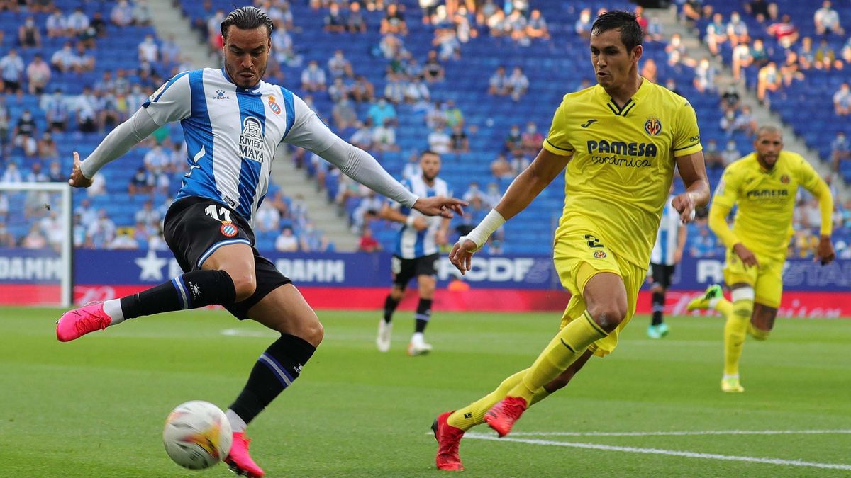 De Tomás intenta escaparse de Mandi en el partido de este sábado en Cornellà. De Tomás intenta escaparse de Mandi en el partido de este sábado en Cornellà.