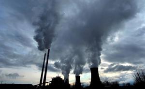 La UE acuerda reducir sus emisiones de CO2 al menos un 55% en el 2030. En la foto, una central térmica de carbón.