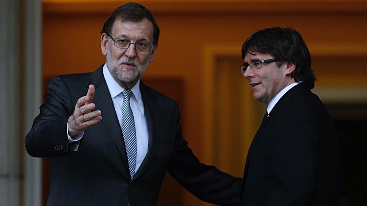 Mariano Rajoy y Carles Puigdemont, en el Palacio de la Moncloa en abril del 2016.