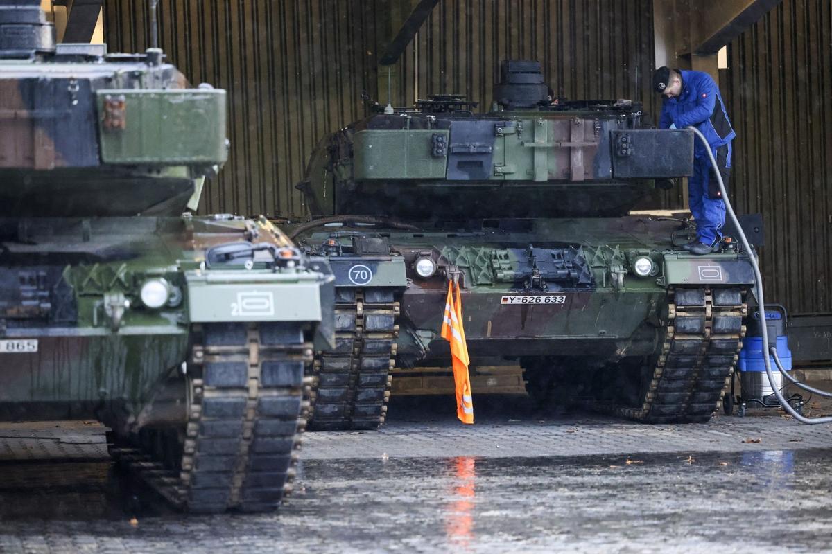 Trabajos de mantenimiento en un carro de combate Leopard 2A6 alemán. 