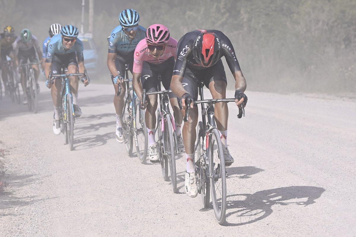 Egan Bernal, de rosa, y el Ineos, en plena ofensiva sobre los caminos sin asfaltar del Giro.