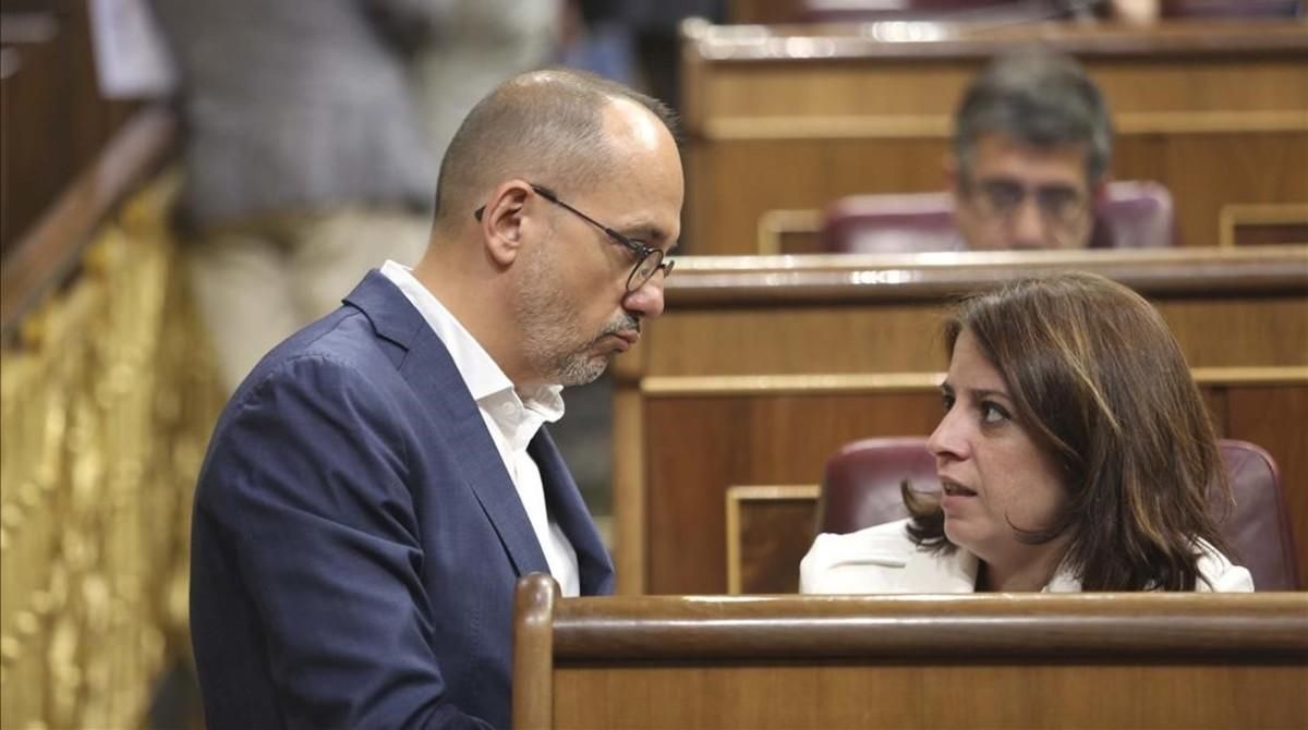 El portavoz del PDECat en el Congreso, Carles Campuzano, habla con su homóloga socialista, Adriana Lastra. El portavoz del PDECat en el Congreso, Carles Campuzano, habla con su homóloga socialista, Adriana Lastra.