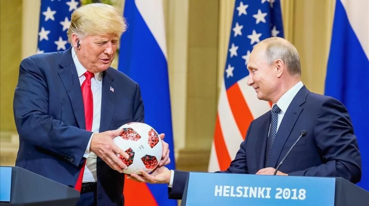 Trump y Putin, durante la rueda de prensa que concedieron tras su encuentro en Helsinki el pasado julio. Trump y Putin, durante la rueda de prensa que concedieron tras su encuentro en Helsinki el pasado julio.