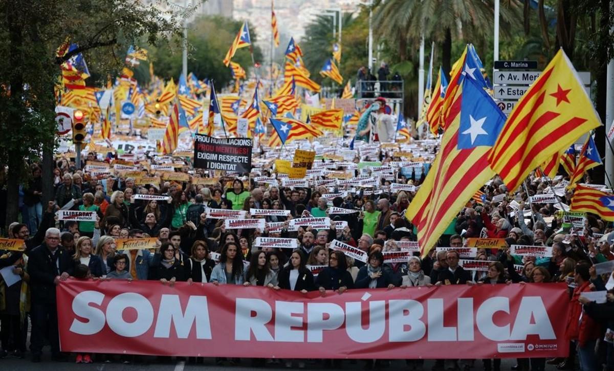 Manifestación convocada por la ANC y Òmnium el pasado 11 de noviembre en Barcelona para exigir la libertad de los ’exconsellers’ y los líderes de las entidades encarcelados.