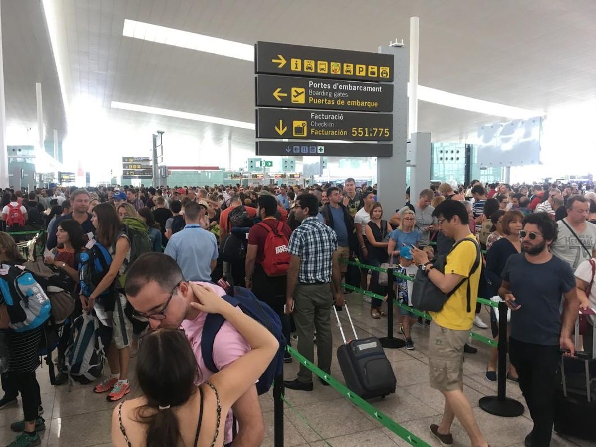 Colas en el Aeropuerto de El Prat este domingo, día en el que se han retomado los pares parciales de los empleados de seguridad. Colas en el Aeropuerto de El Prat este domingo, día en el que se han retomado los pares parciales de los empleados de seguridad.