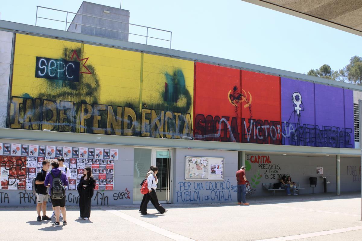 La Junta Electoral de Zona de Sabadell obliga a la UAB a retirar un mural independentista de la plaza Cívica