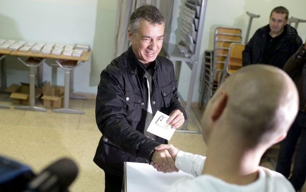 Inigo Urkullu en pleno voto. Inigo Urkullu en pleno voto.