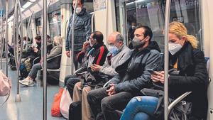 La mascarilla se queda en el transporte público