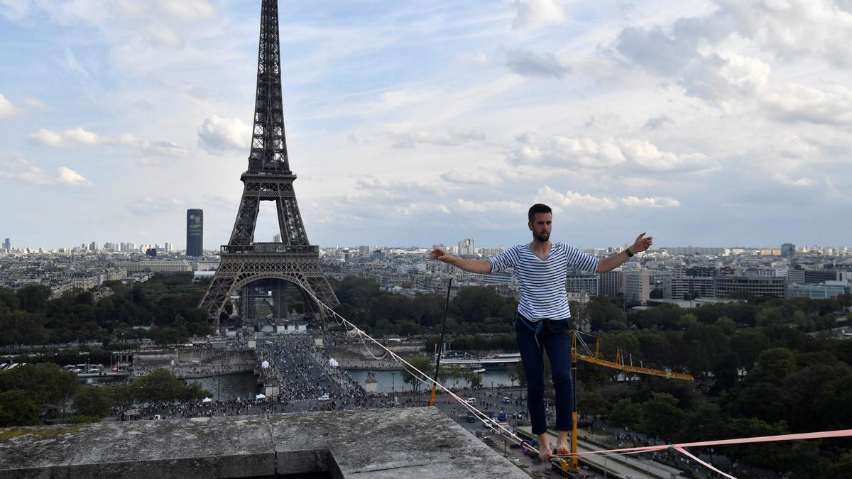 El funambulista Nathan Paulin caminando por el cielo de París en septiembre de 2021.